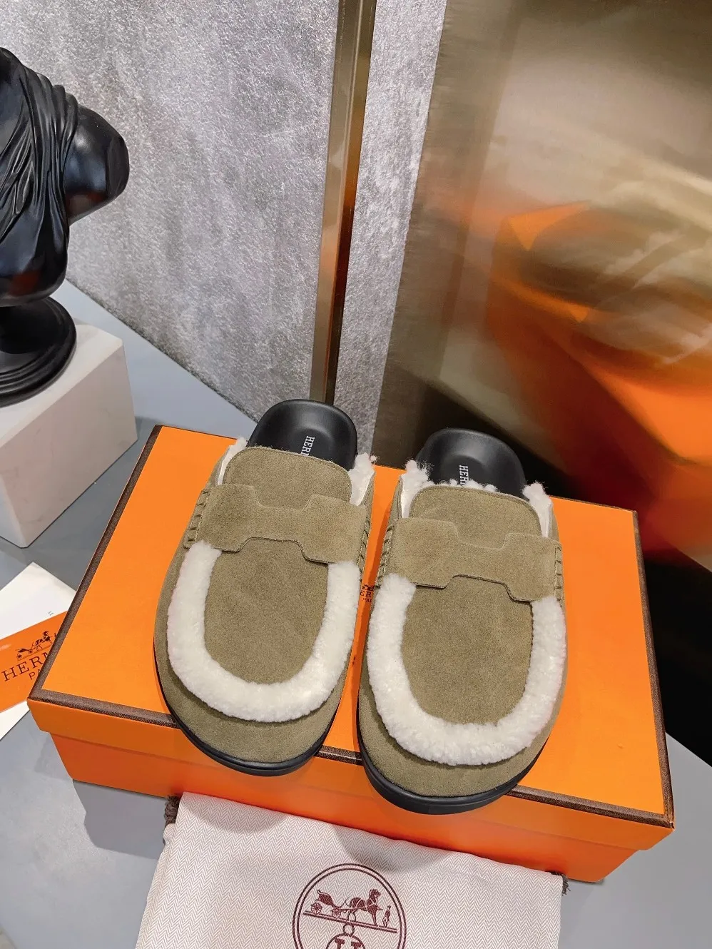 [H Family Hermès] P: 520💰 Size: Male 39-44 (45 customized) Female 35-40 (41 customized) HERMES Hermès top luxury version HERMES Hermès cute half-drag.  Jindian’s family language design! It looks good no matter how you match it! Casual and high-end feeling. The comfort is also great. Paired with various colorful socks, it gives a trendy and high-end feeling. The top version of real wool is high quality. ●Upper: imported cow suede. ●Inner: imported sheepskin. ●Foot pads: imported mixed sheepskin.